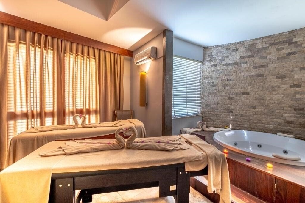Отель Queen’s Park Le Jardin 5*