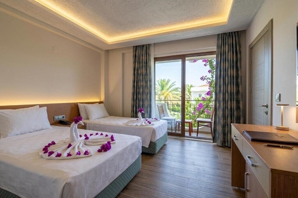 Фото Britannia Hotel & Villas 3*
