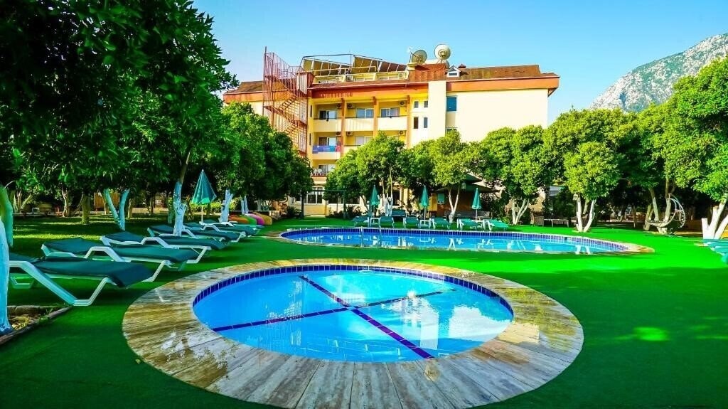 Готель Castle Park Hotel 3*