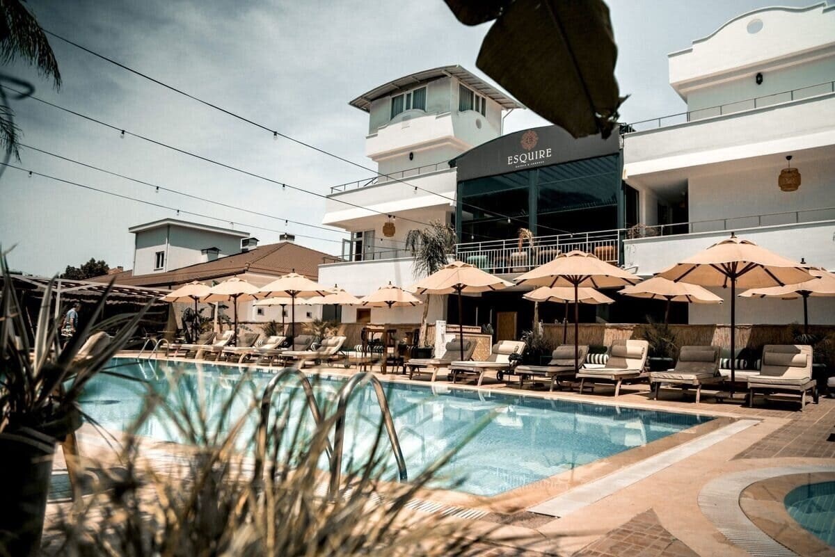 Готель Esquire Hotels & Lounges 3*