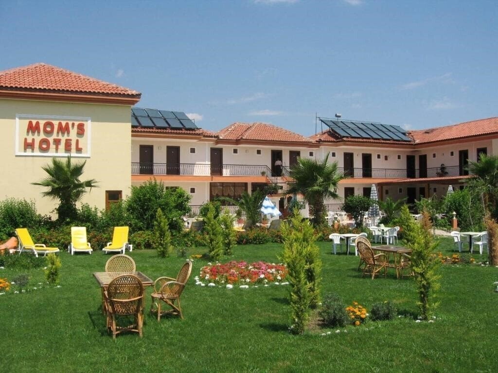 Готель Mom's Hotel 3*