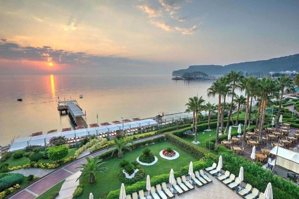 Готель Golden Lotus Hotel 4*