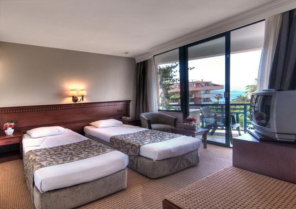Фото Golden Lotus Hotel 4*