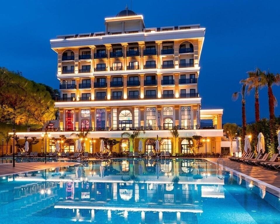 Готель Serenity Queen Hotel 5*