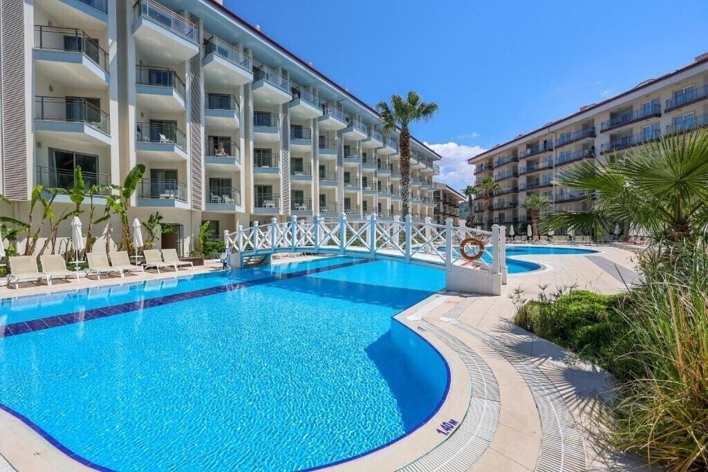 Готель Ramada Hotel & Suites Kusadasi 5*
