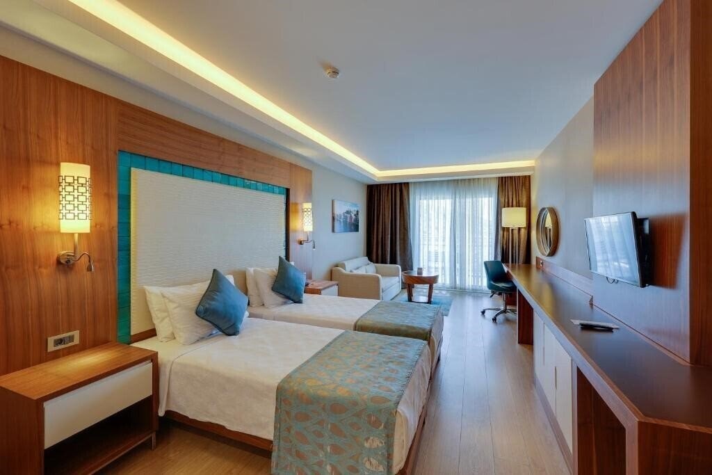 Готель Ramada Hotel & Suites by Wyndham Kusadasi 5*