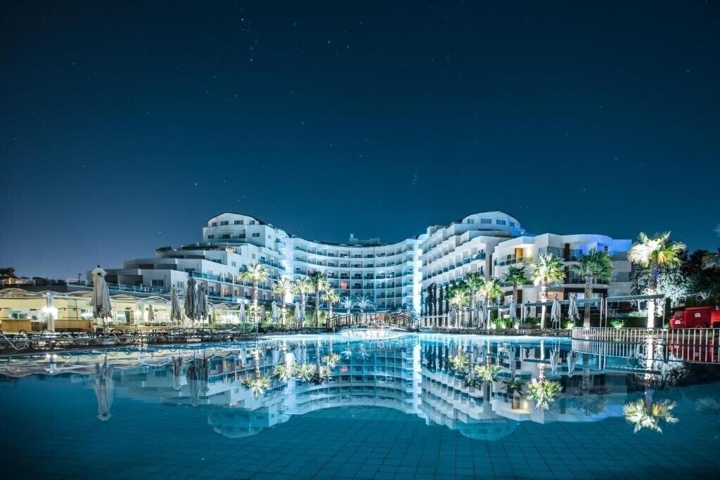 Отель Sealight Resort 5*