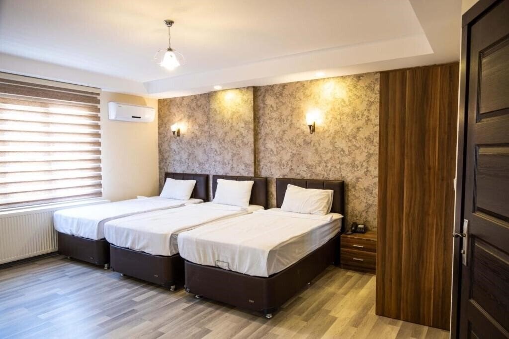 Готель Ikarus Hotel 3*