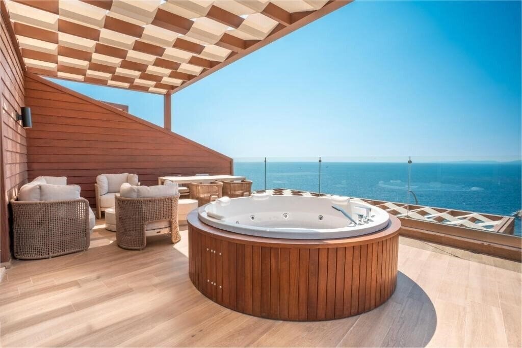 Отель Qlusive Hotel 5*