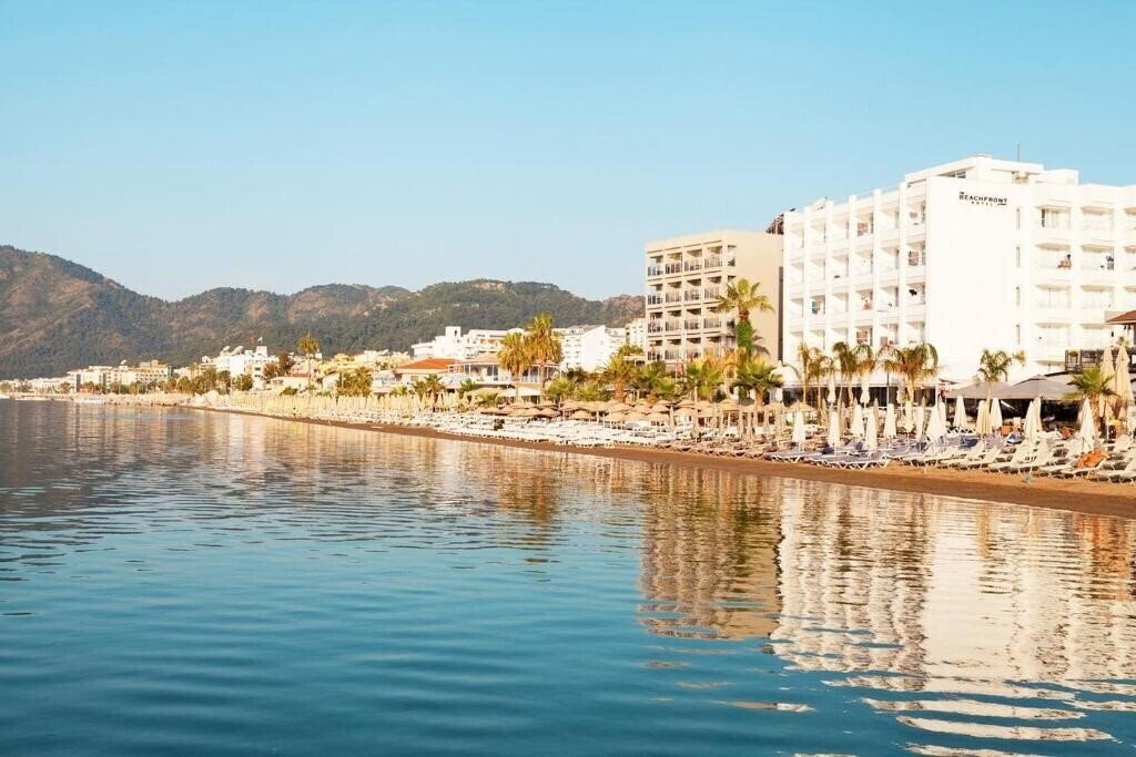 Готель The Beachfront Hotel 4*