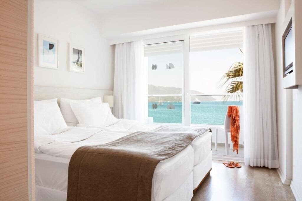 Фото The Beachfront Hotel 4*