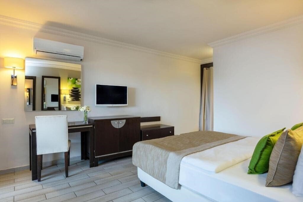 Изображение Marmaris Bay Resort by MP Hotels 5*
