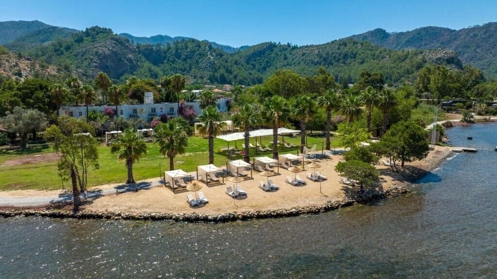 Готель Chillos Beach Hotel & Lounge 3*