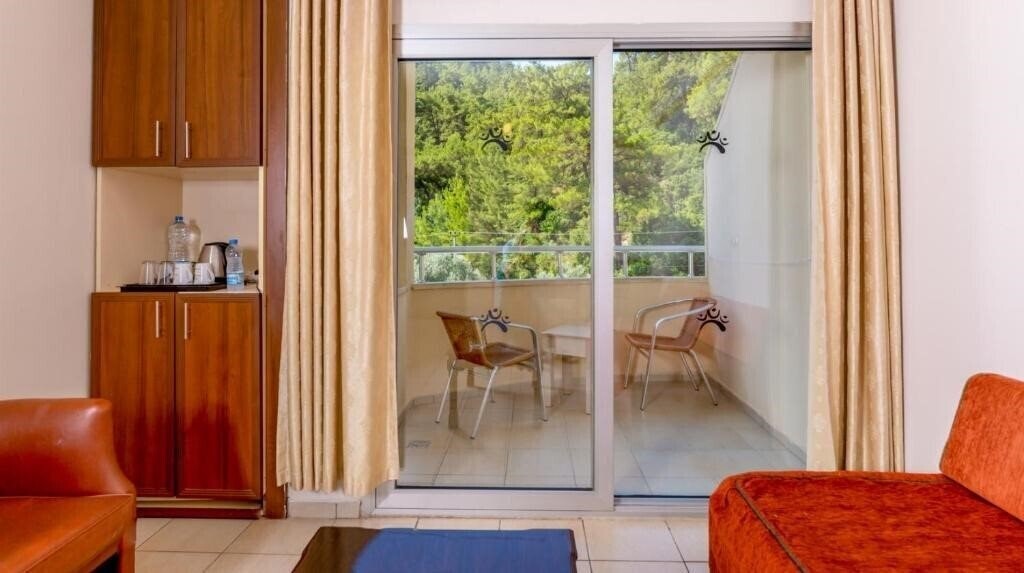 Отель Julian Forest Suites 4*