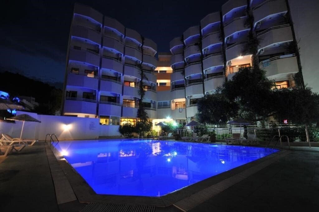 Готель Amos Hotel 3*