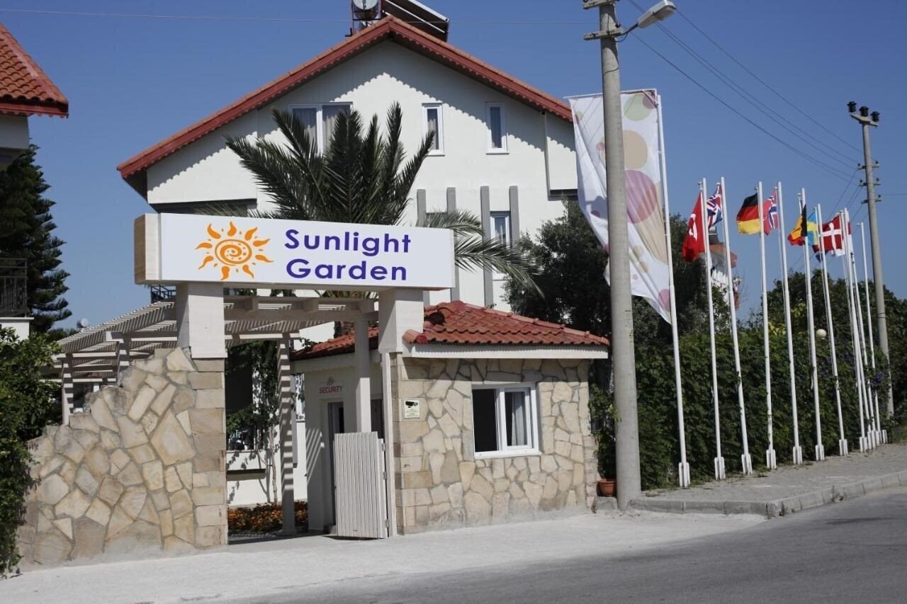 Отель Sunlight Garden Hotel 3*