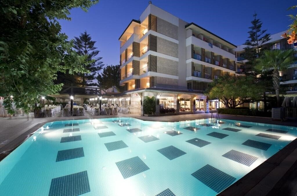 Готель Trendy Side Beach 4*