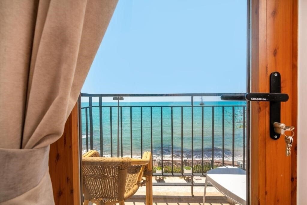 Отель Beach House 3*
