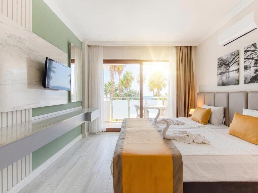 Фото Tropic Beach Club Hotel 3*