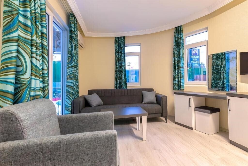 Изображение Meryam Deluxe Suit 3*