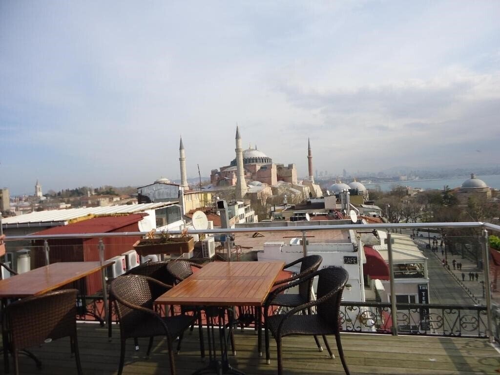 Готель Ambassador Hotel 3*