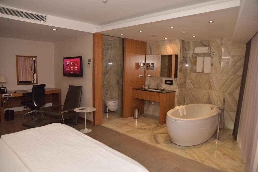 Готель Crowne Plaza Harbiye 5*