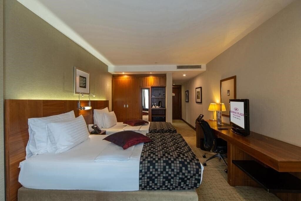 Фотографія Crowne Plaza Harbiye 5*