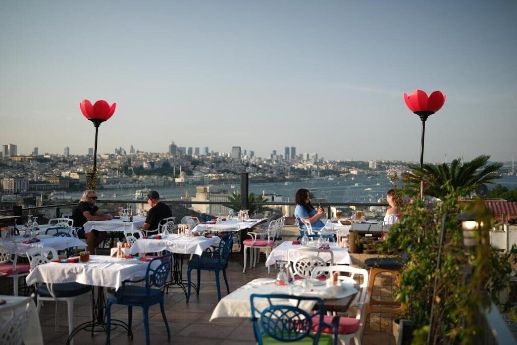 Отель Raymond Hotel 3*