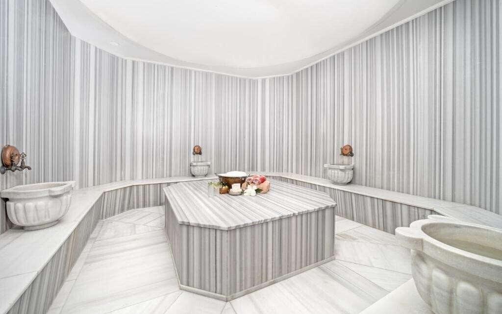 Готель Ramada Hotel & Suite Atakoy 5*