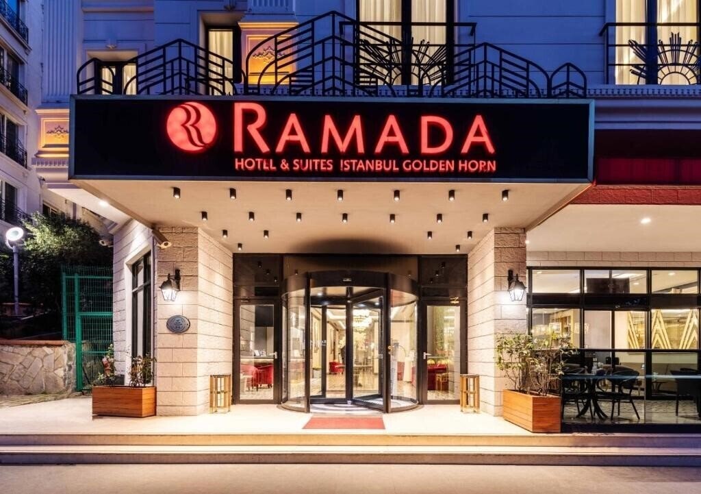 Готель Ramada by Wyndham Istanbul Golden Horn 4*