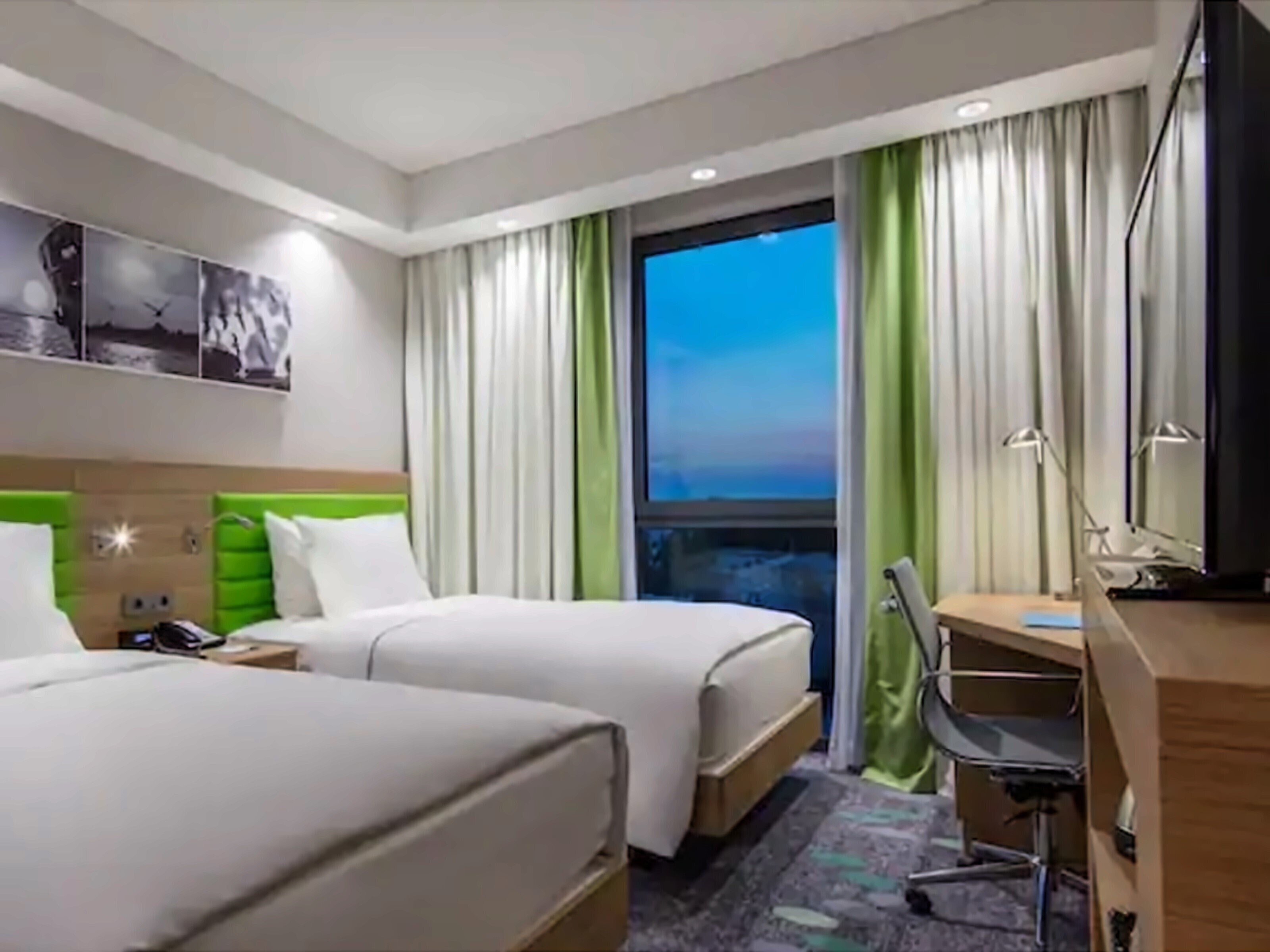 Фотографія Hampton By Hilton Istanbul Kayasehir 3*