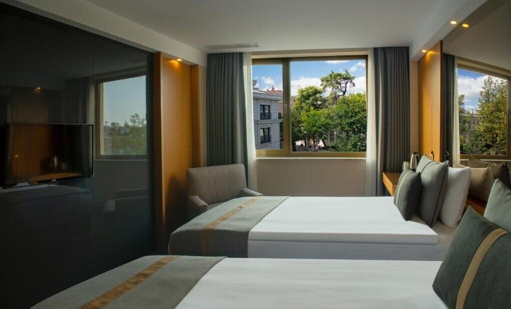 Готель Tan Hotel Class "S" 4*