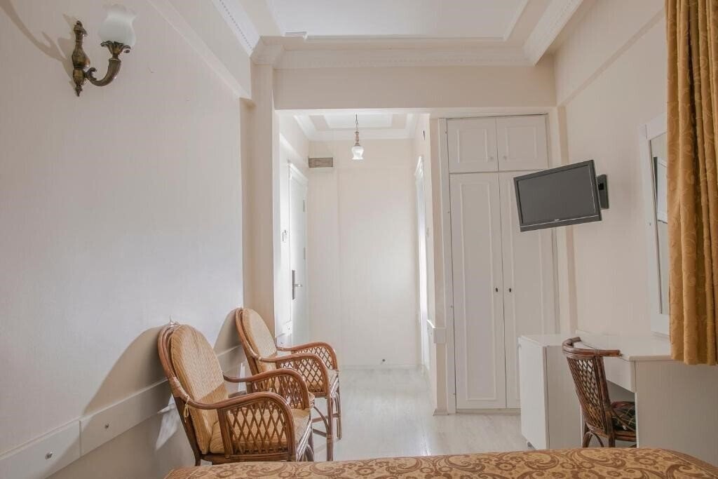 Отель Hali Hotel 3*