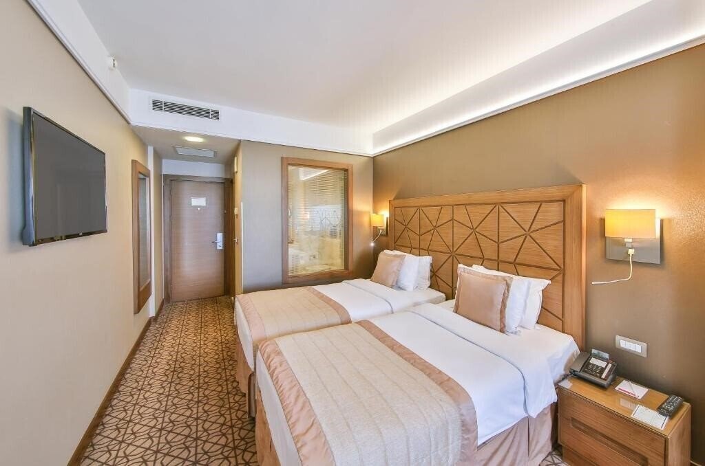 Фото Ramada Istanbul Taksim Hotel (ex. Ex. The Madison) 4*