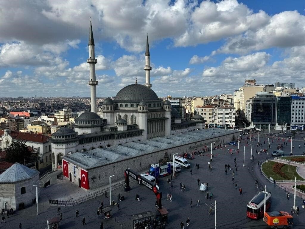 Готель CVK Taksim Hotel Istanbul (ex. CVK Hotels Taksim) 4*