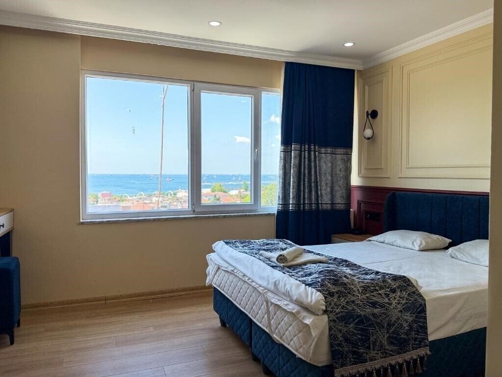 Фото The Reina Hotel 3*