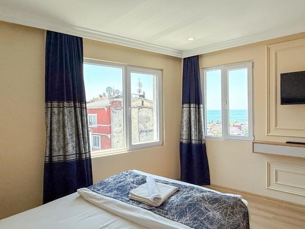 Фотографія The Reina Hotel 3*