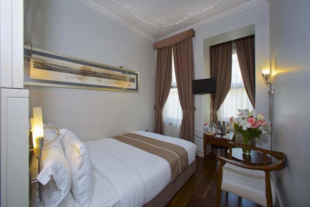 Готель Taxim Lounge Hotel 4*