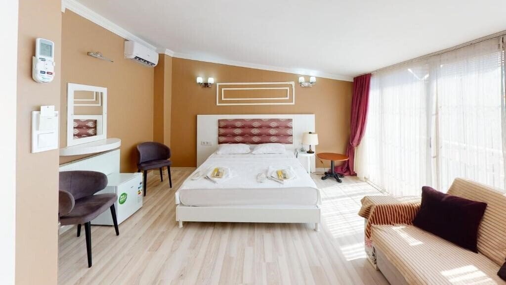 Фото The Wolf Hotel 3*