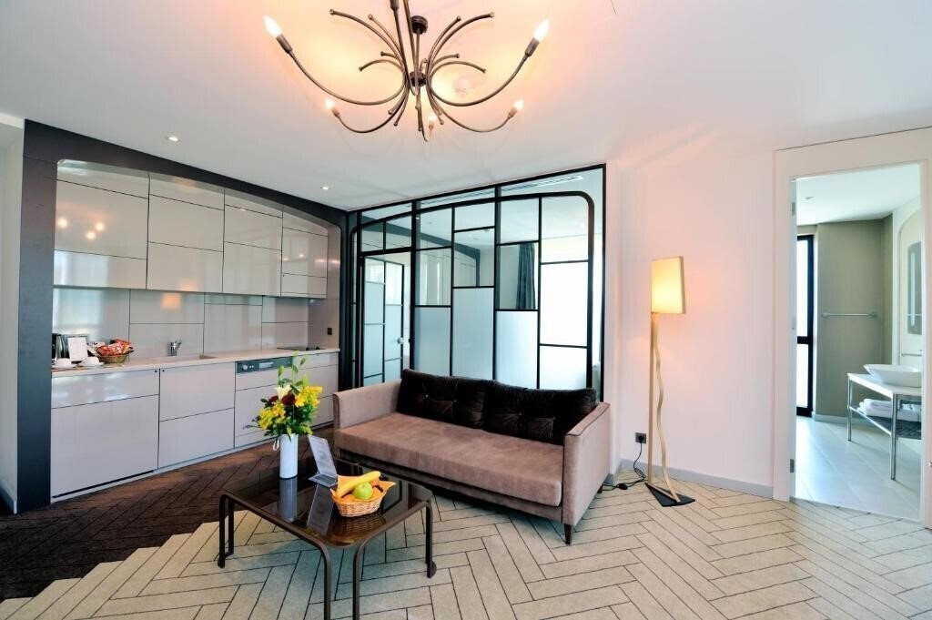 Готель Upsuites Hotel 4*