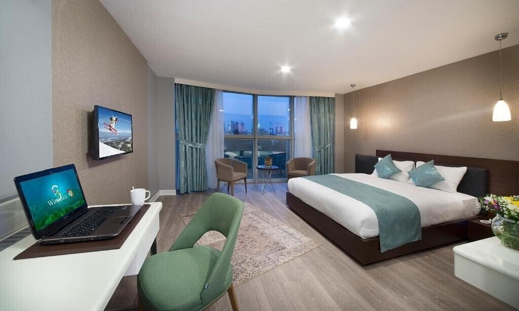 Готель The Clock Suites 3*