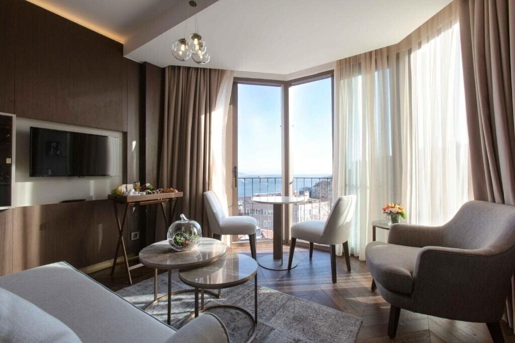 Отель Noble22 Suites 4*