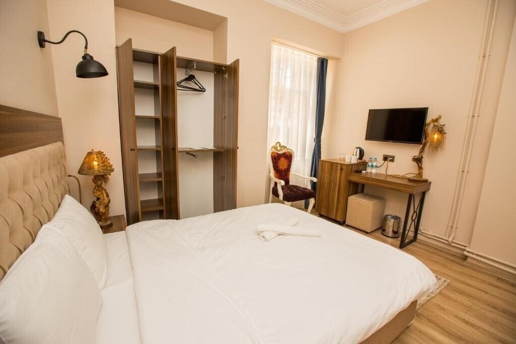 Отель Corner Garden Hotel 2*