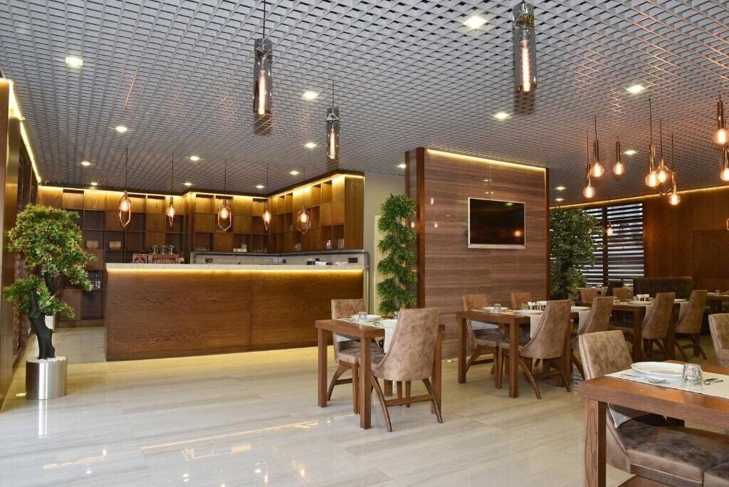 Фото The Elegant Hotel 4*