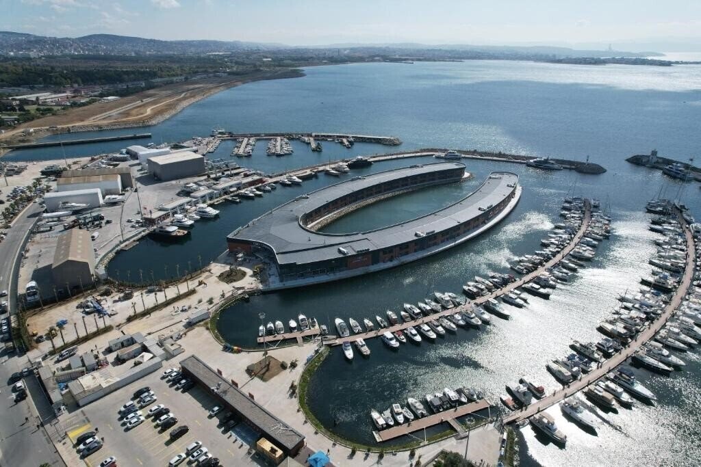 Готель Crowne Plaza Istanbul Tuzla Viaport Marina 4*