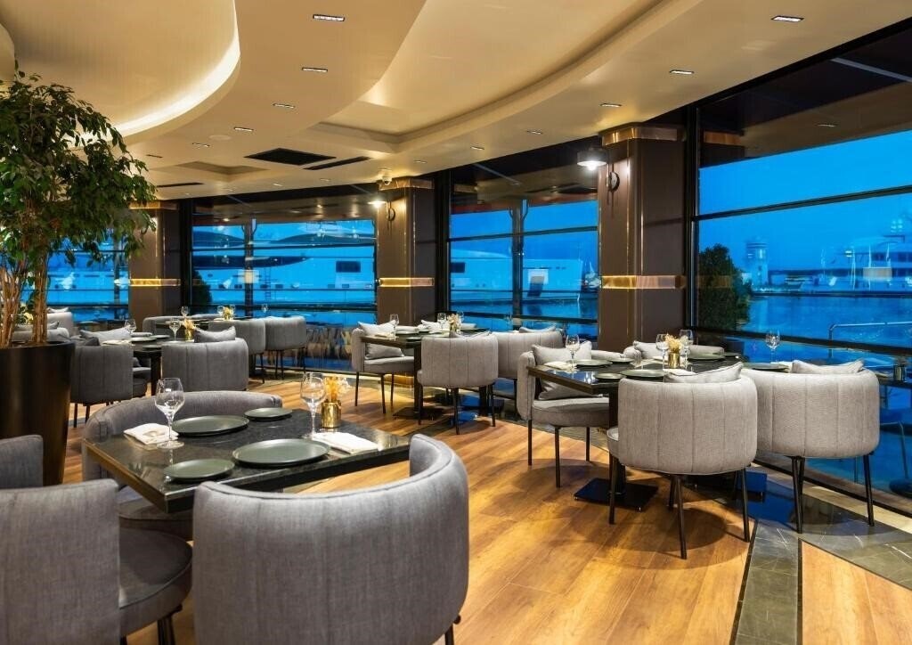 Фотографія Crowne Plaza Istanbul Tuzla Viaport Marina 4*