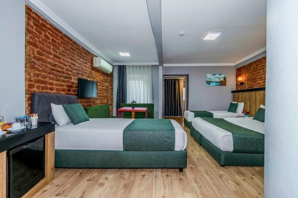 Готель La Pera Suites 3*