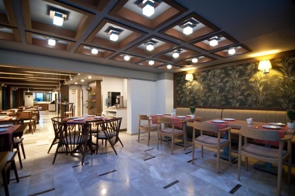 Отель Royce Hotel 3*
