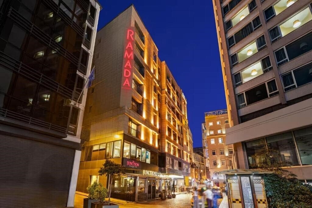 Отель Ramada by Wyndham Istanbul Pera 5*
