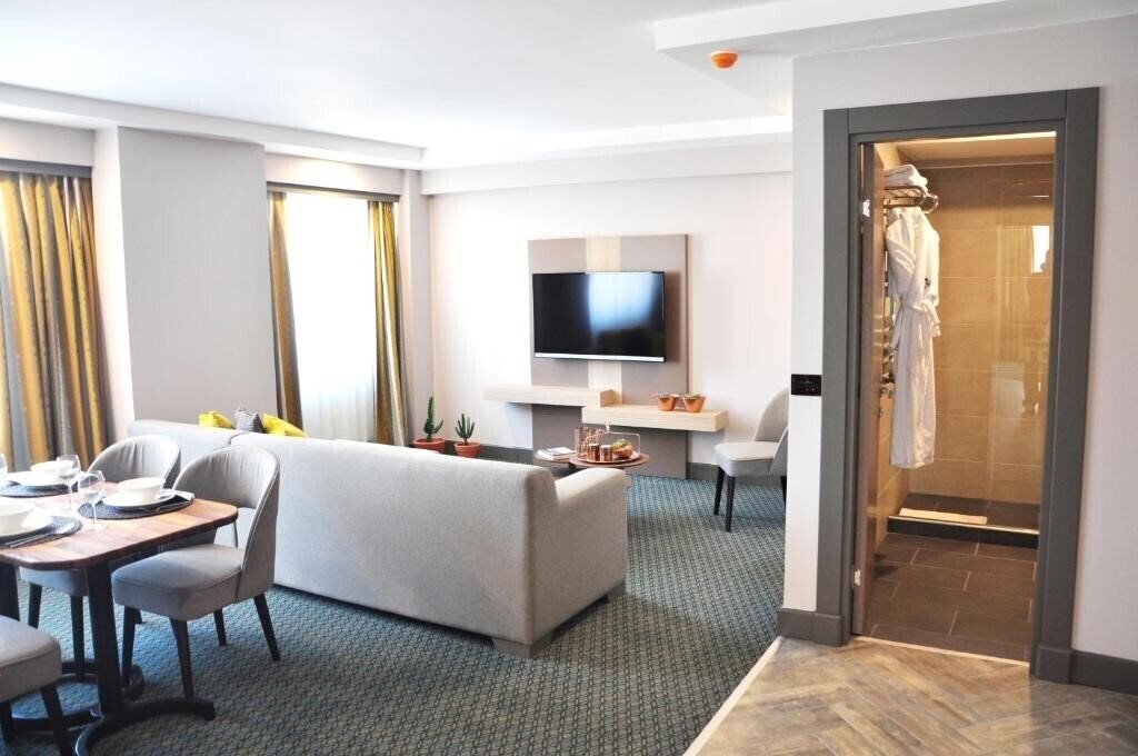 Отель Tophane Suites 5*